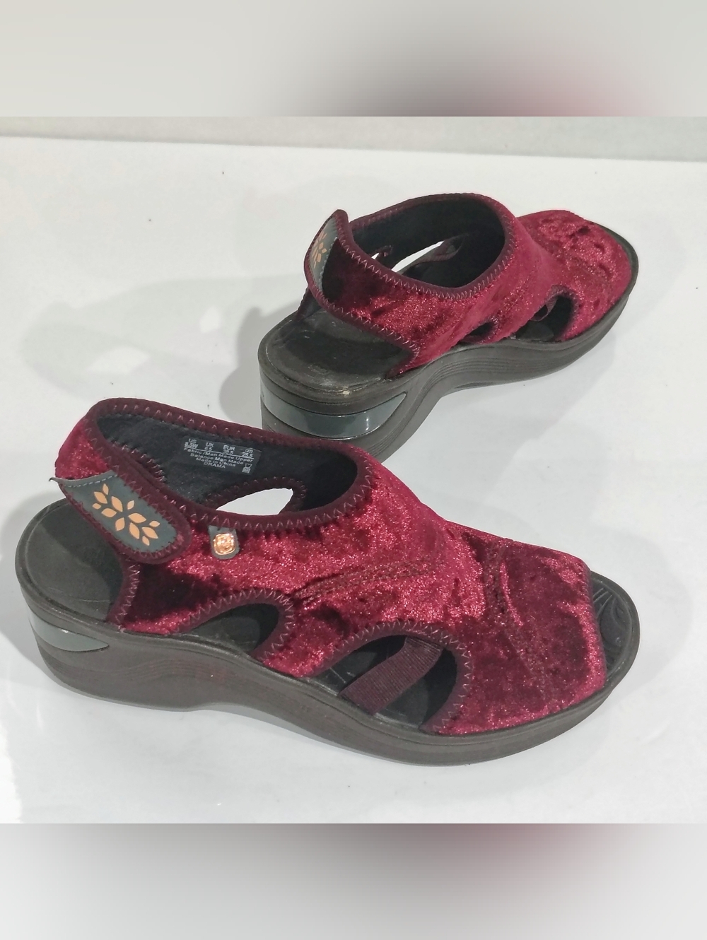 BZEE Women's Burgundy Velvet Comfort Sandals Size 8.5W